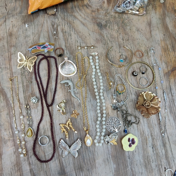 Large 35 piece vintage-now jewelry lot - Picture 2 of 16